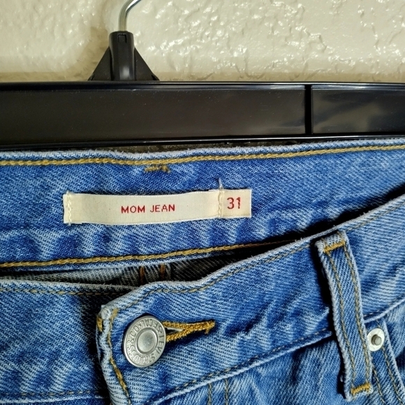 Levi's premium quality Mom Jean Sneak Peek sz 31 - Picture 5 of 9